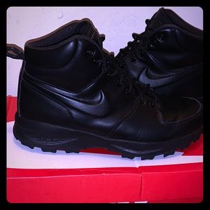 Nike Manoa
